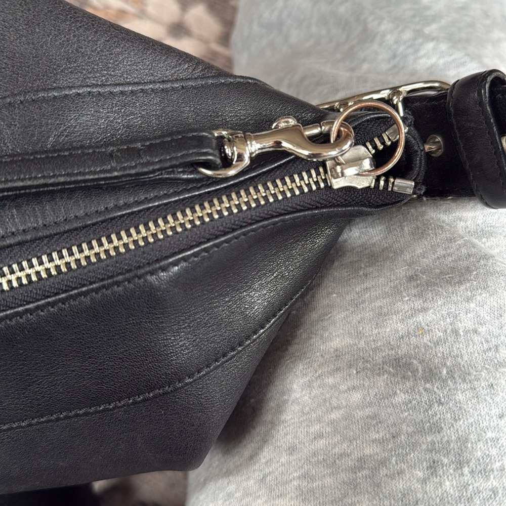 Elegant Coach Black Leather Shoulder Bag - Picture 6 of 12